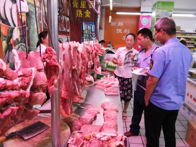 凌晨检查猪肉市场.jpg